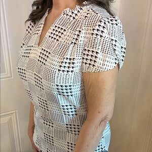 41 Hawthorn Black and White Patterned Short Sleeve V-Neck Top
